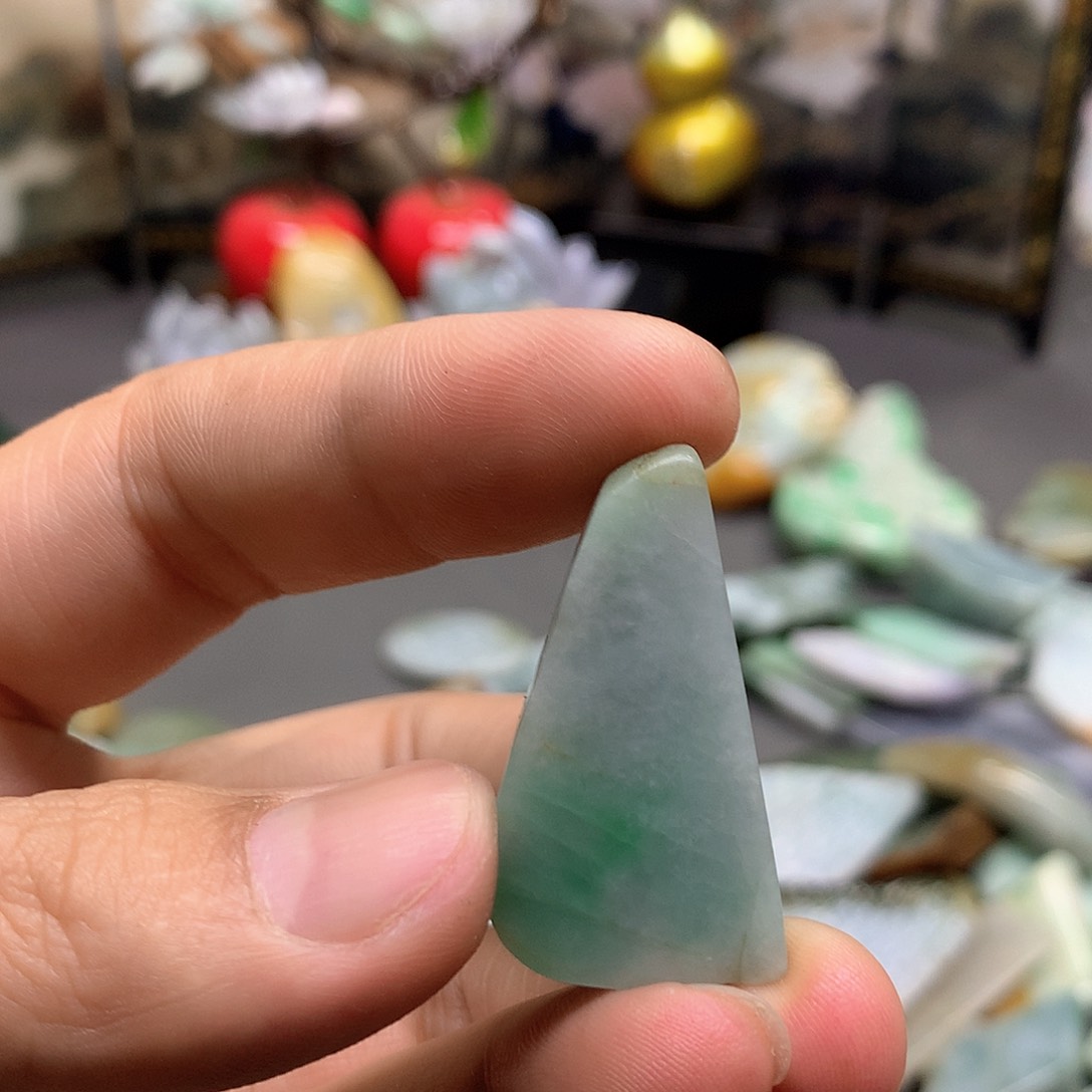 翡翠耳饰未镶嵌翡翠