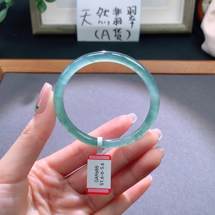 翡翠手镯未镶嵌天然翡翠手镯