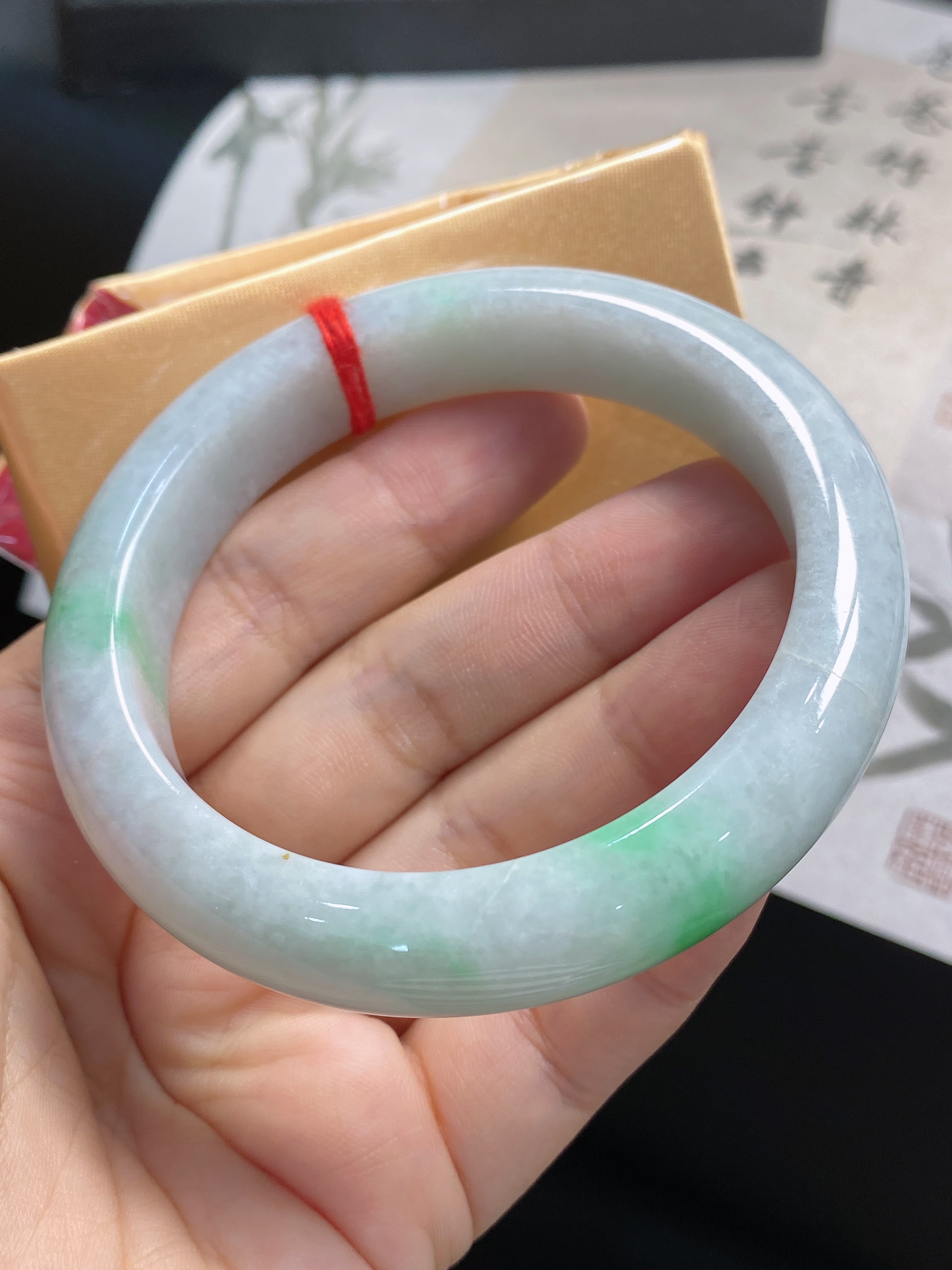 天然缅甸A货翡翠，白底青辣绿正圈手镯，圈口57，价格480