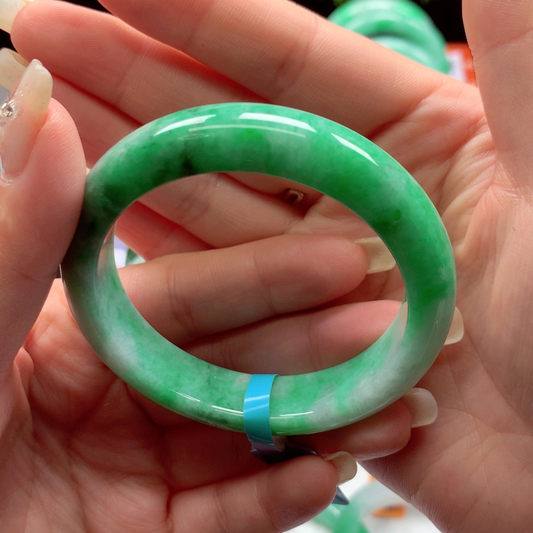 翡翠手镯未镶嵌翡翠