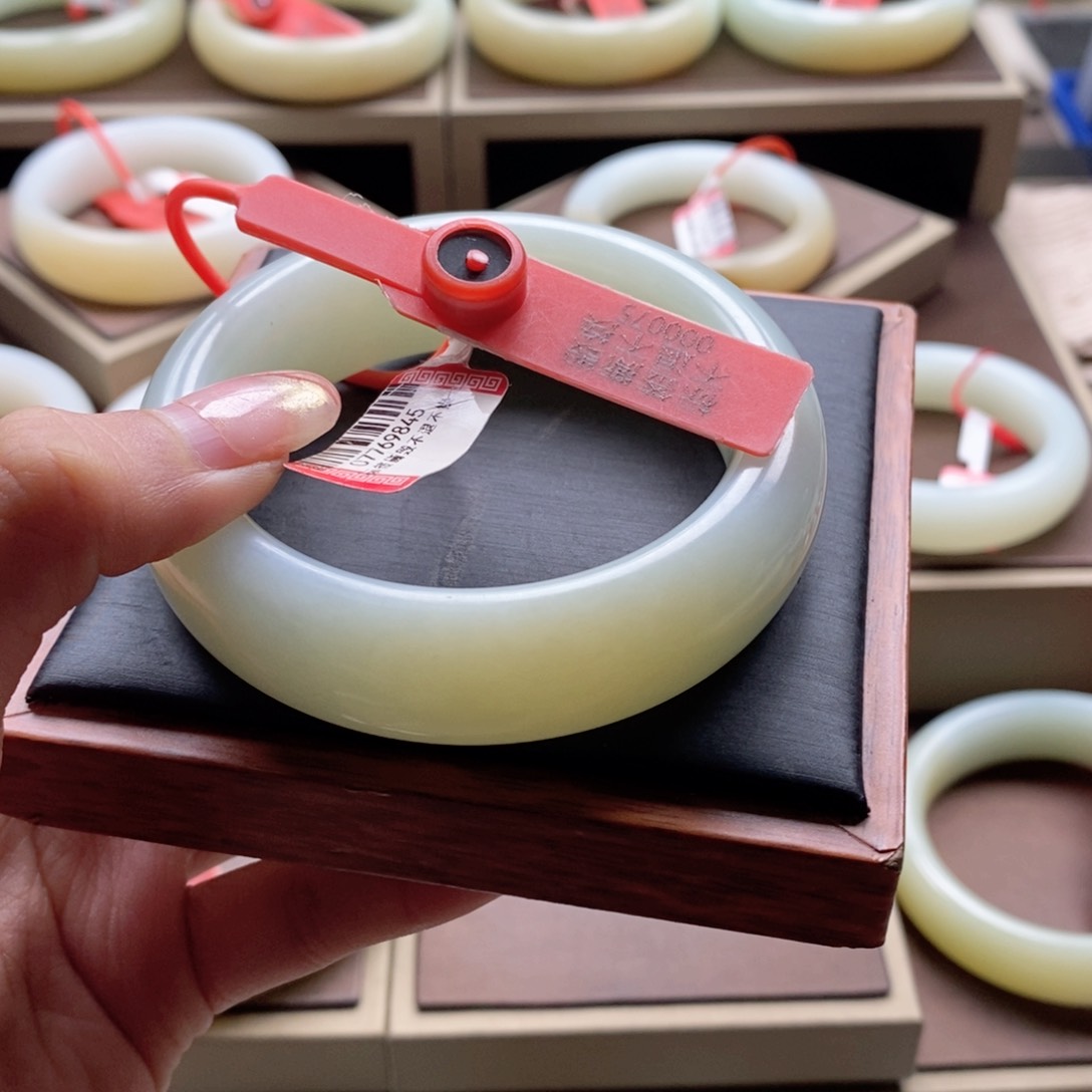 未镶嵌手镯和田玉昭**宇