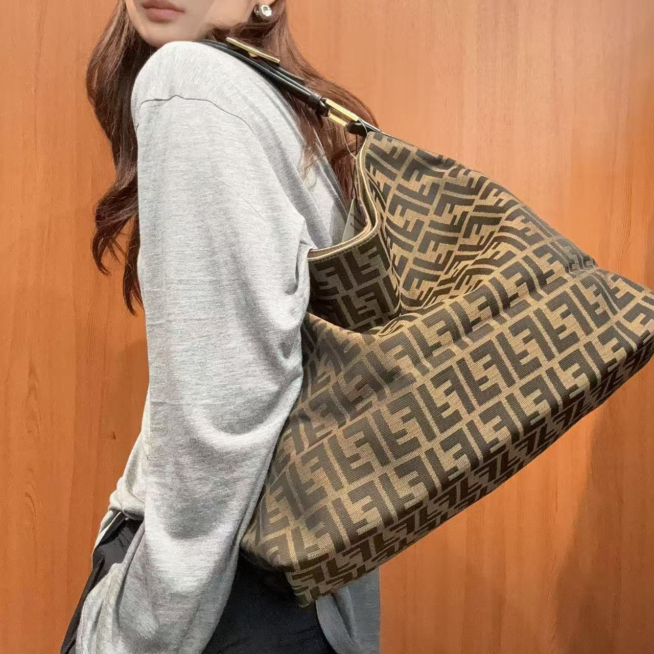 95新 FENDI/芬迪 【618】80 0651 老花帆布腋下包