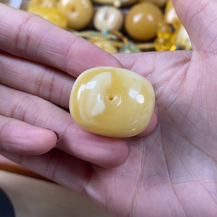 琥珀颈饰未镶嵌藏扣