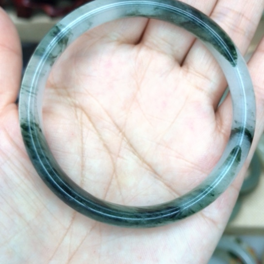 透闪石质玉颈饰未镶嵌