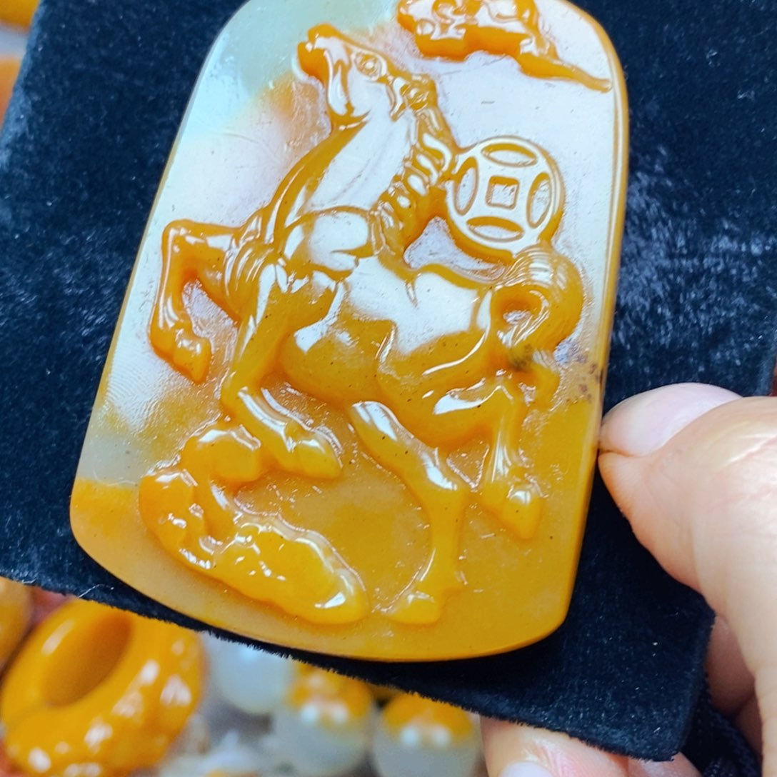 未镶嵌石英质玉（黄龙玉）颈饰