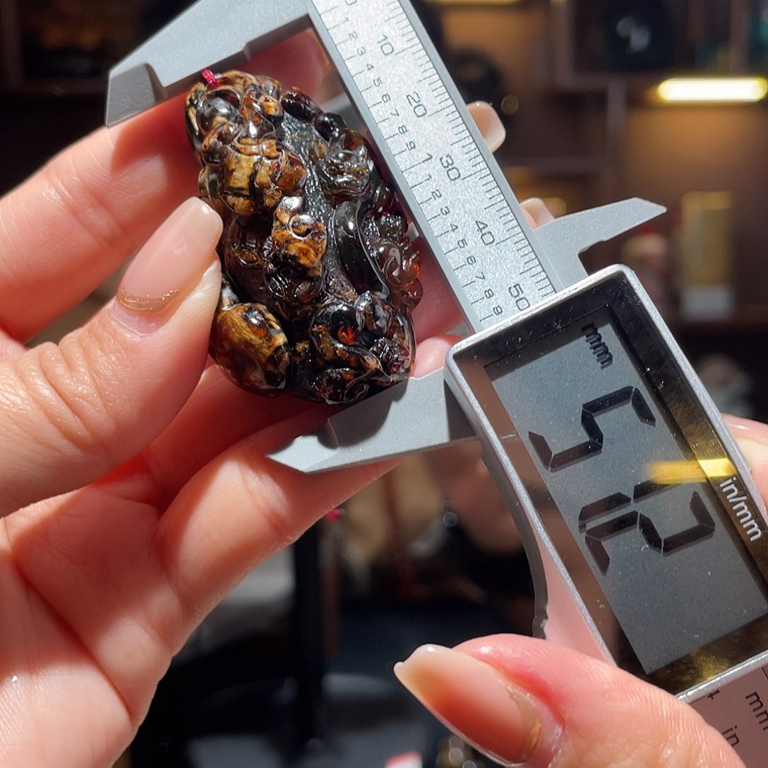 琥珀颈饰未镶嵌雕刻