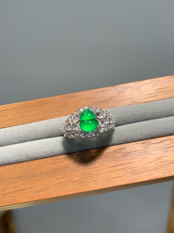 高冰甜阳绿起光葫芦翡翠戒指 18k 金镶钻