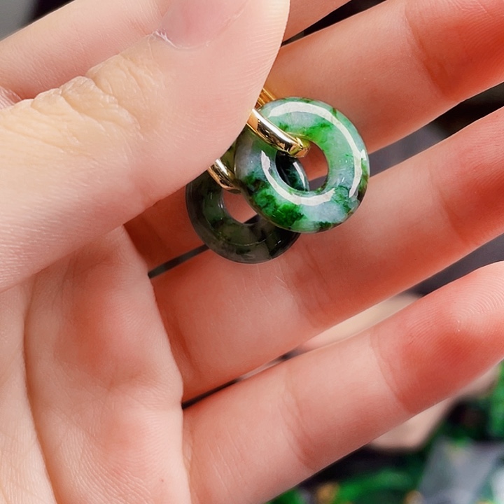 翡翠未镶嵌颈饰多样性