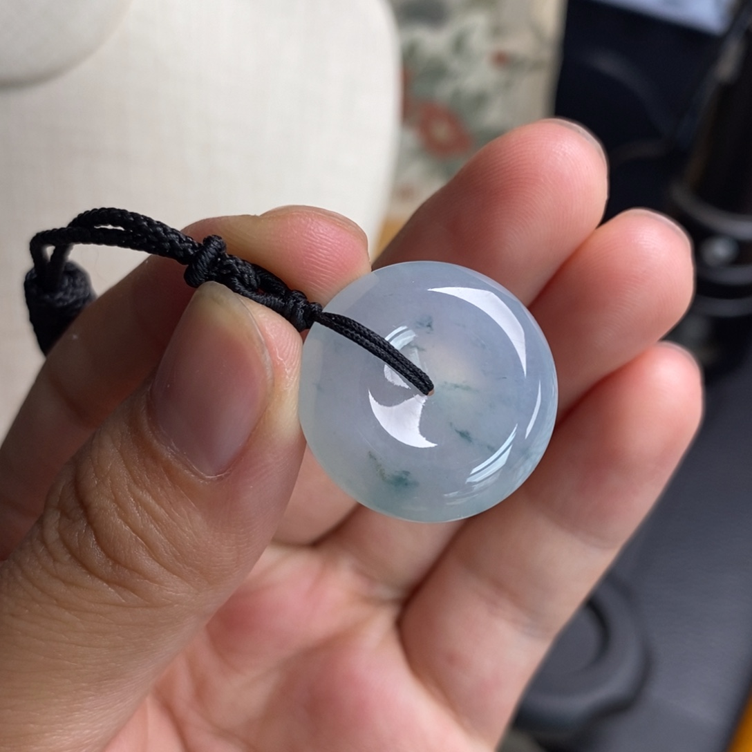 翡翠未镶嵌颈饰底子纯净细腻形体厚庄飘蓝花平安扣吊坠