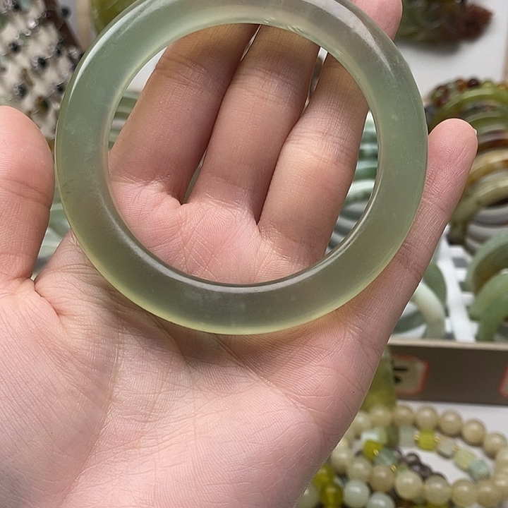 蛇纹石玉手镯未镶嵌