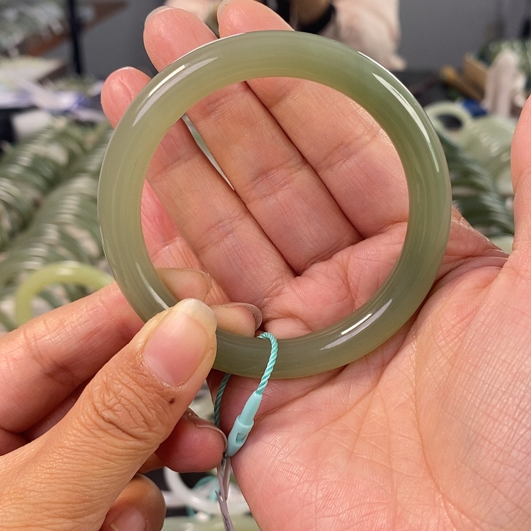 和田玉和田玉手镯54.55微瑕足铂镶嵌