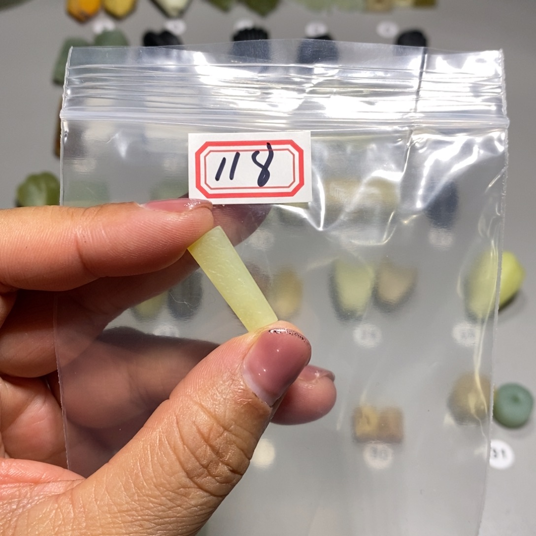 蛇纹石玉颈饰未镶嵌?**啊