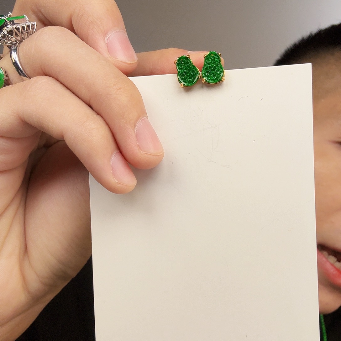 翡翠未镶嵌颈饰一对