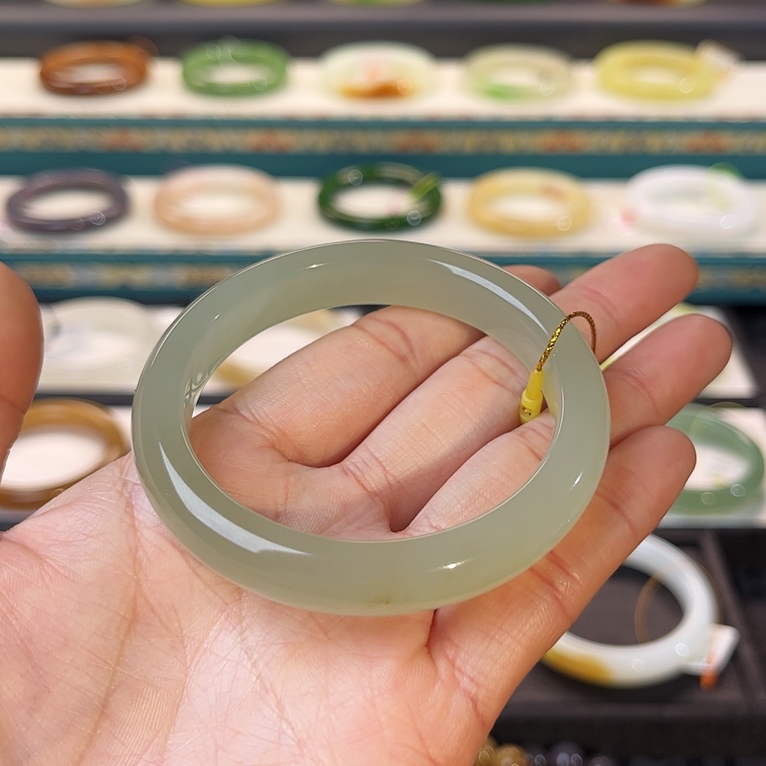 和田玉手镯未镶嵌  高冰有微糖点