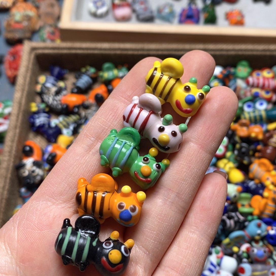 琉璃颈饰印度尼西亚蜜蜂一个