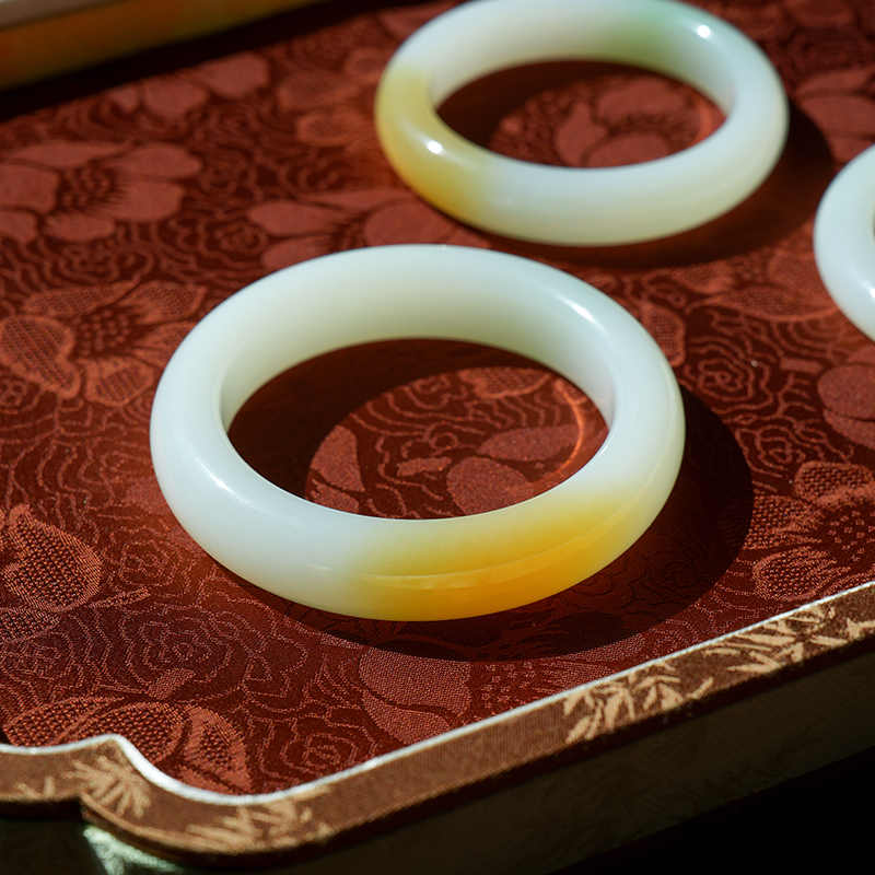 和田玉糖白玉手镯天然白糖渐变 温润细腻糖色正 红锦盒高端礼赠