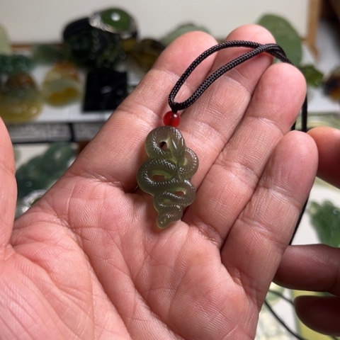 蛇纹石玉颈饰未镶嵌