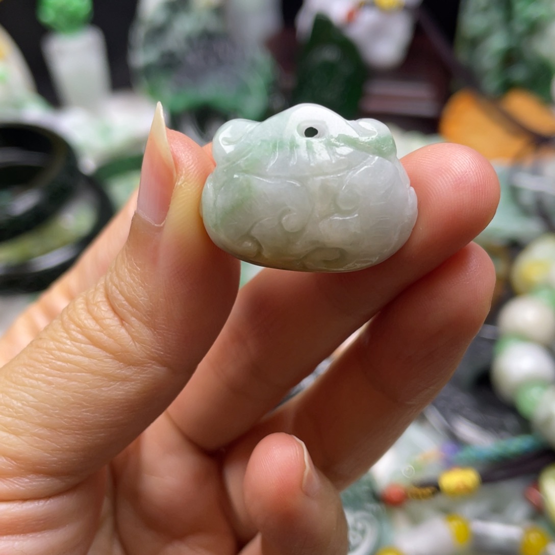 翡翠颈饰未镶嵌“**”牌子