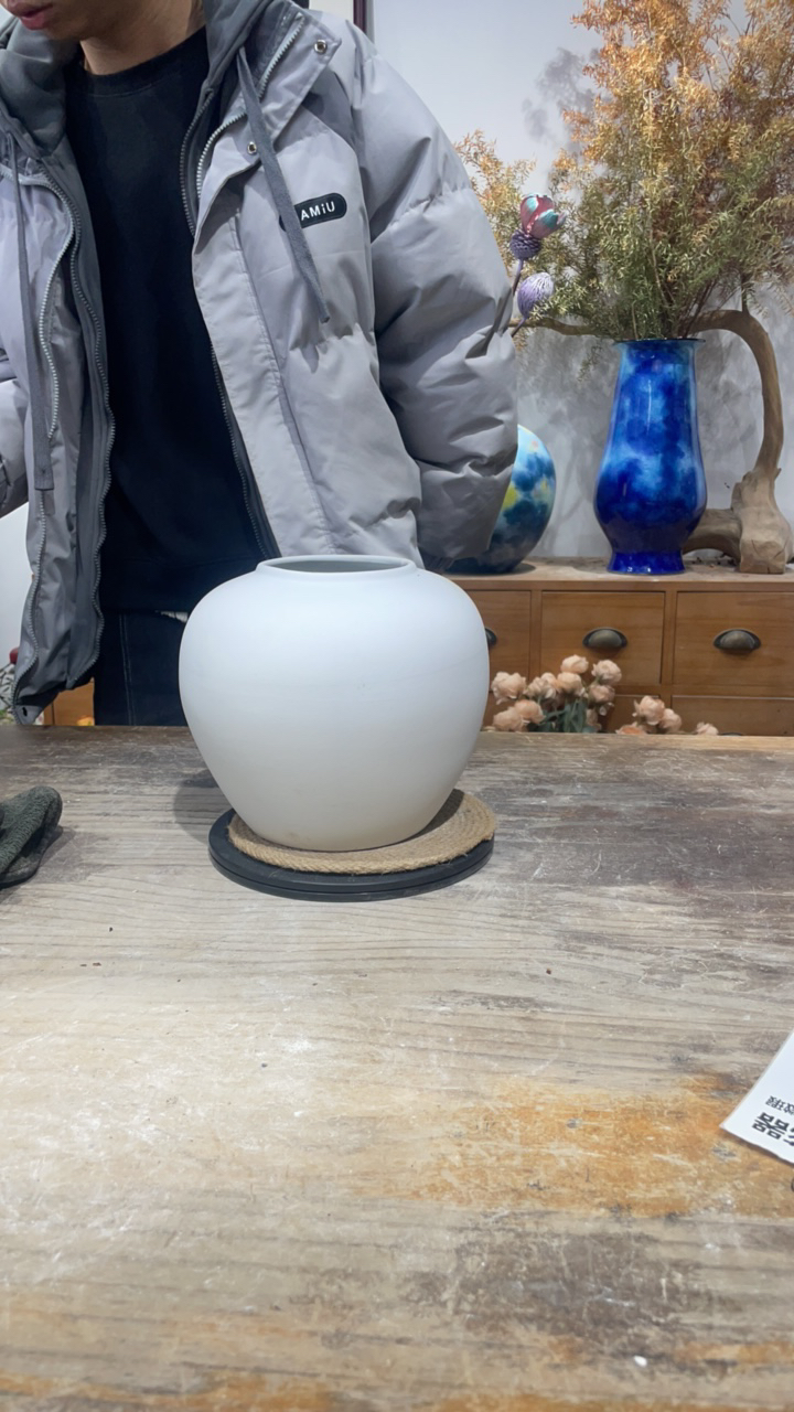 陶瓷花瓶高19口9瑕疵