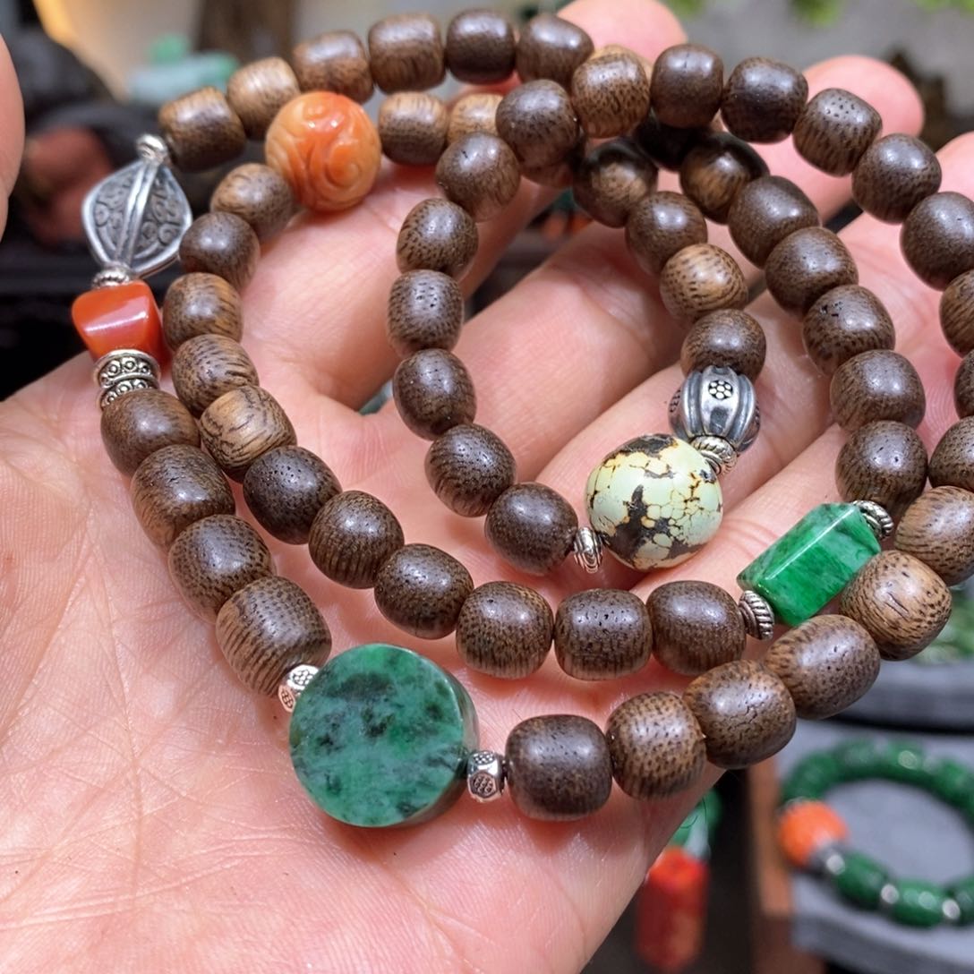 翡翠颈饰未镶嵌嘎****室漂亮美眉