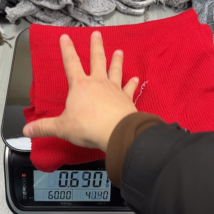 羊绒60红色围巾一条