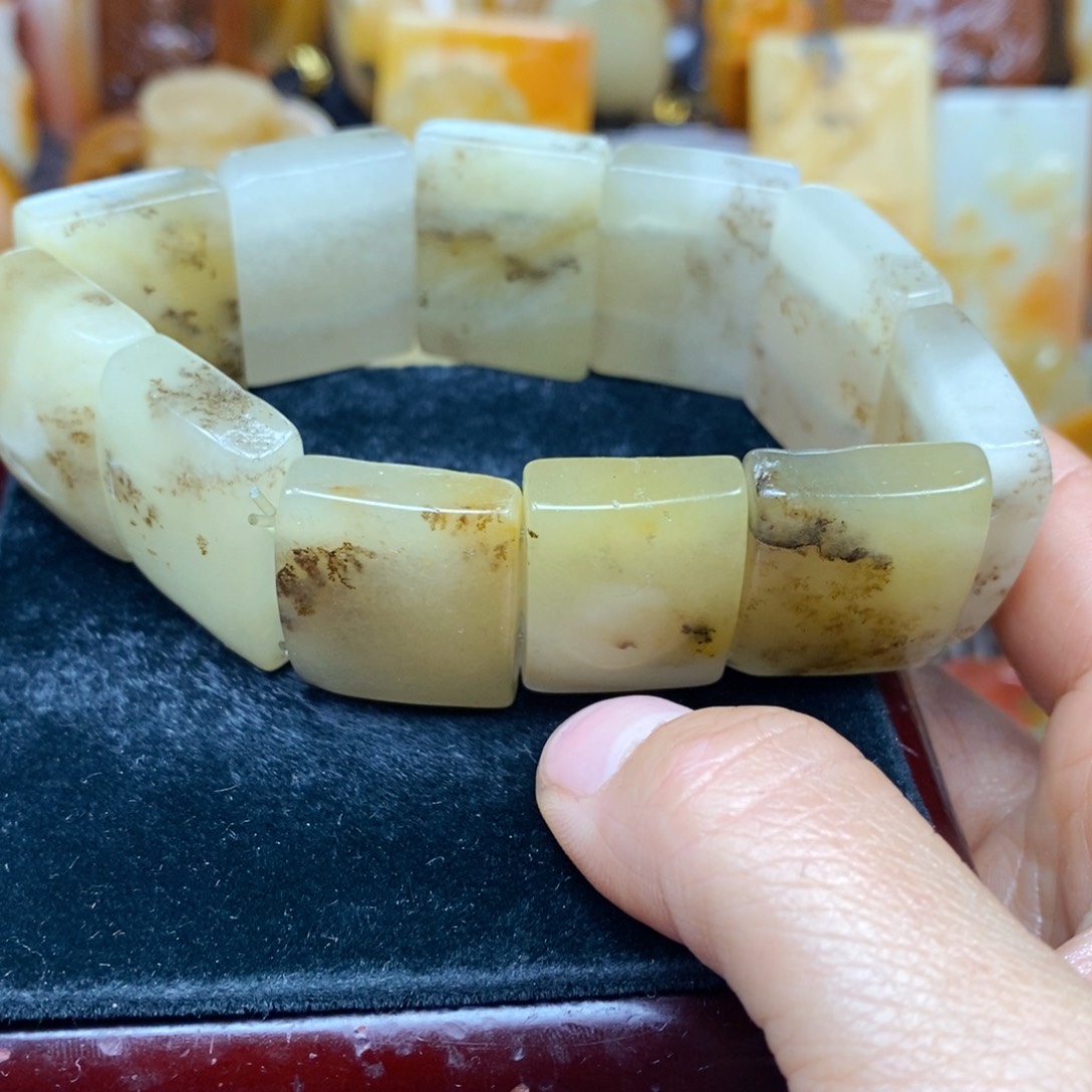 石英质玉（黄龙玉）颈饰未镶嵌