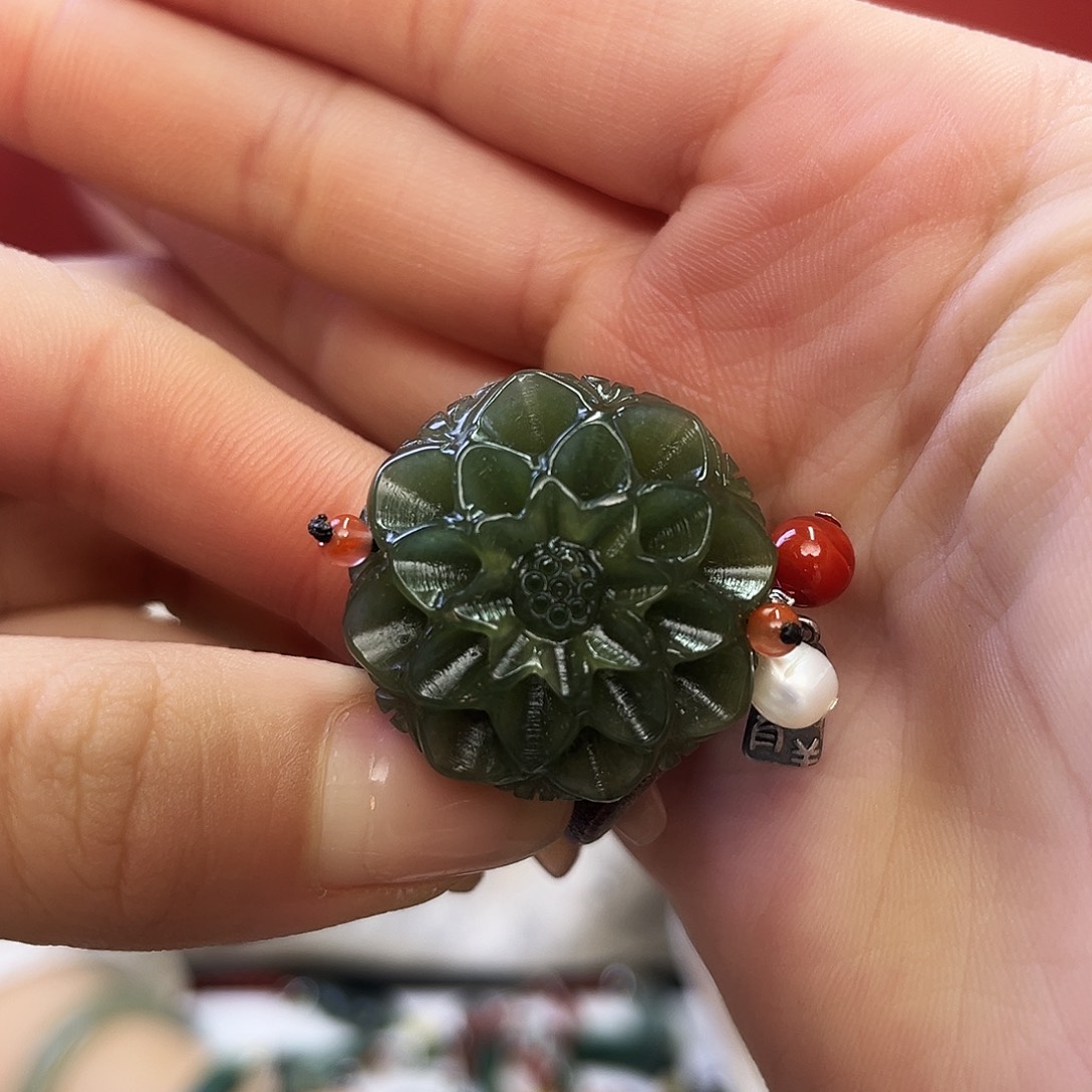 和田玉戒指未镶嵌太阳花