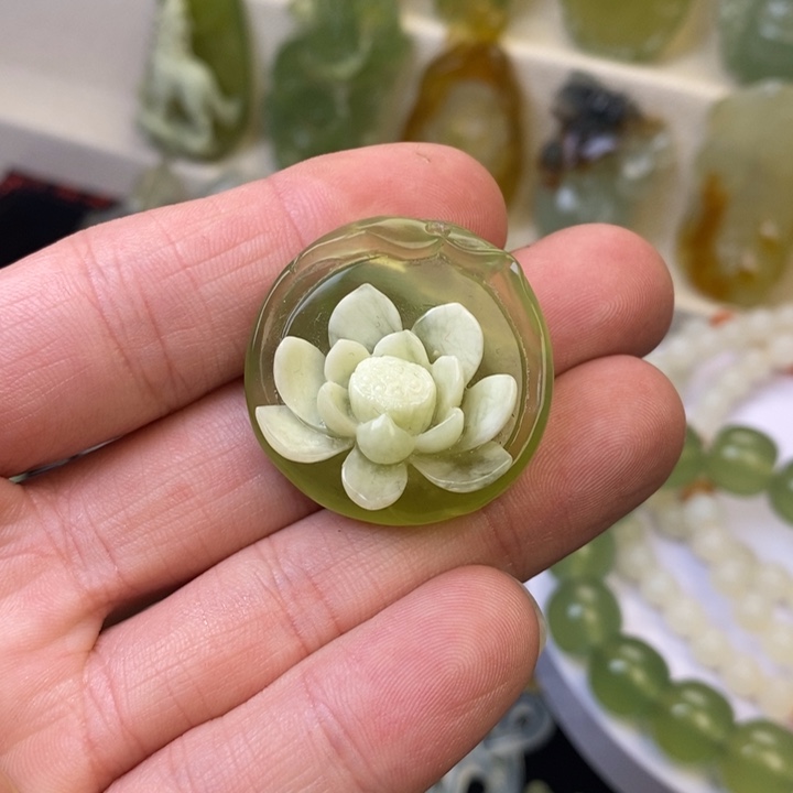 蛇纹石玉未镶嵌颈饰