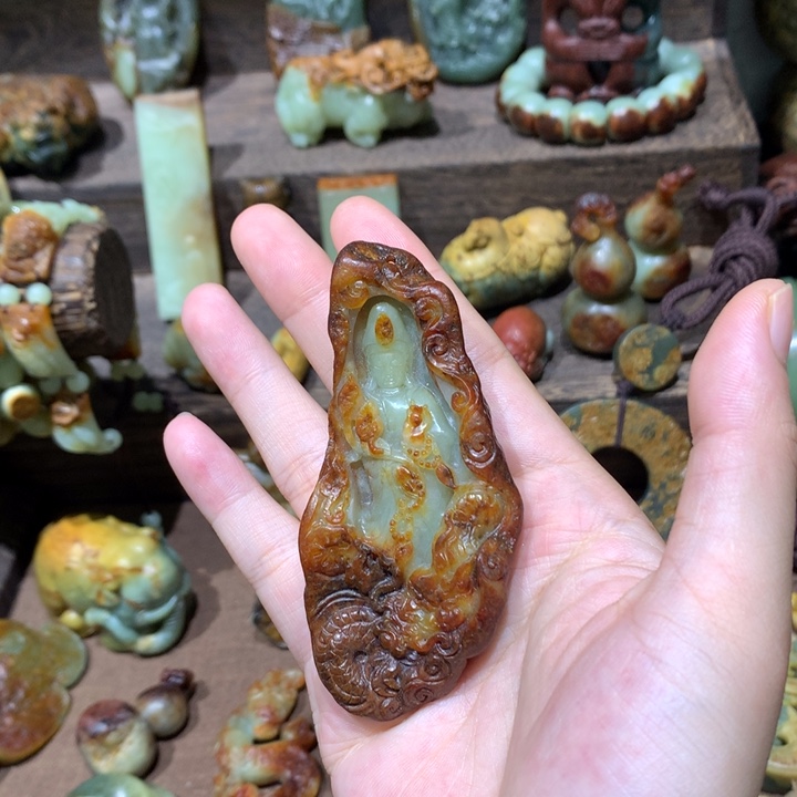 未镶嵌岫岩河磨玉（透闪石质玉）挂件
