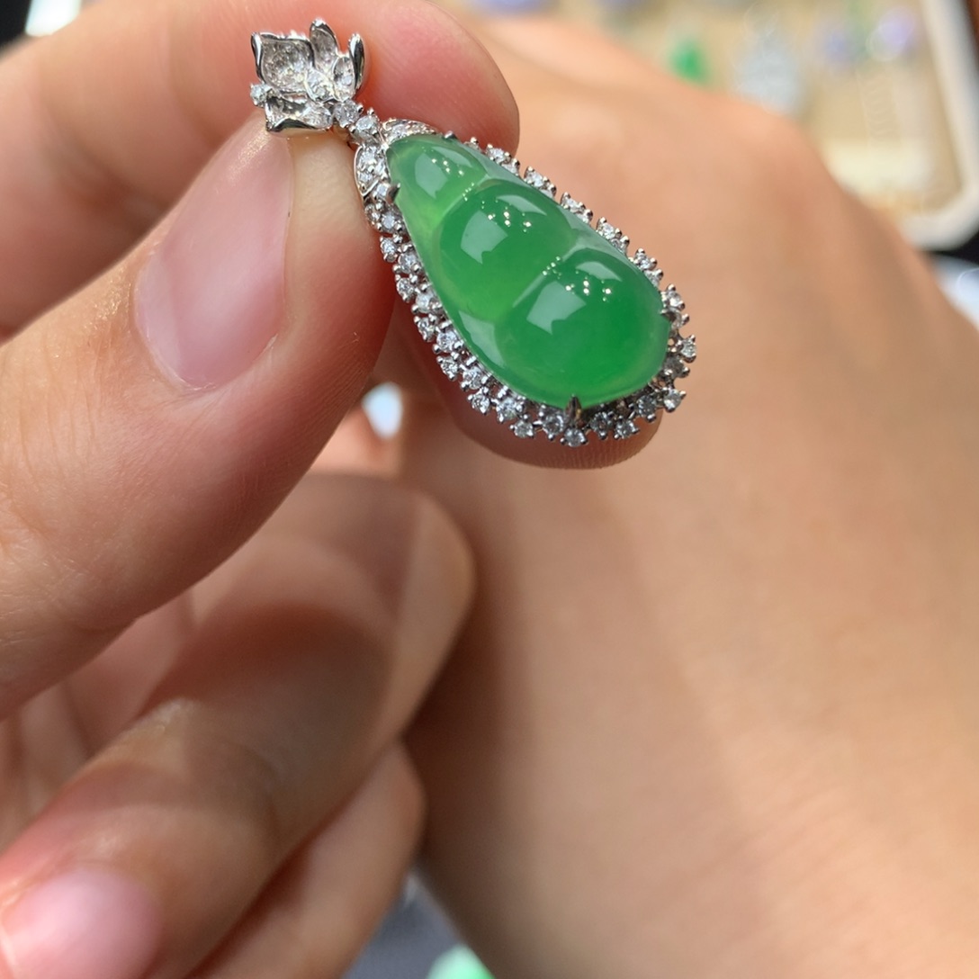 翡翠吊坠(不含链)18K金镶嵌福豆