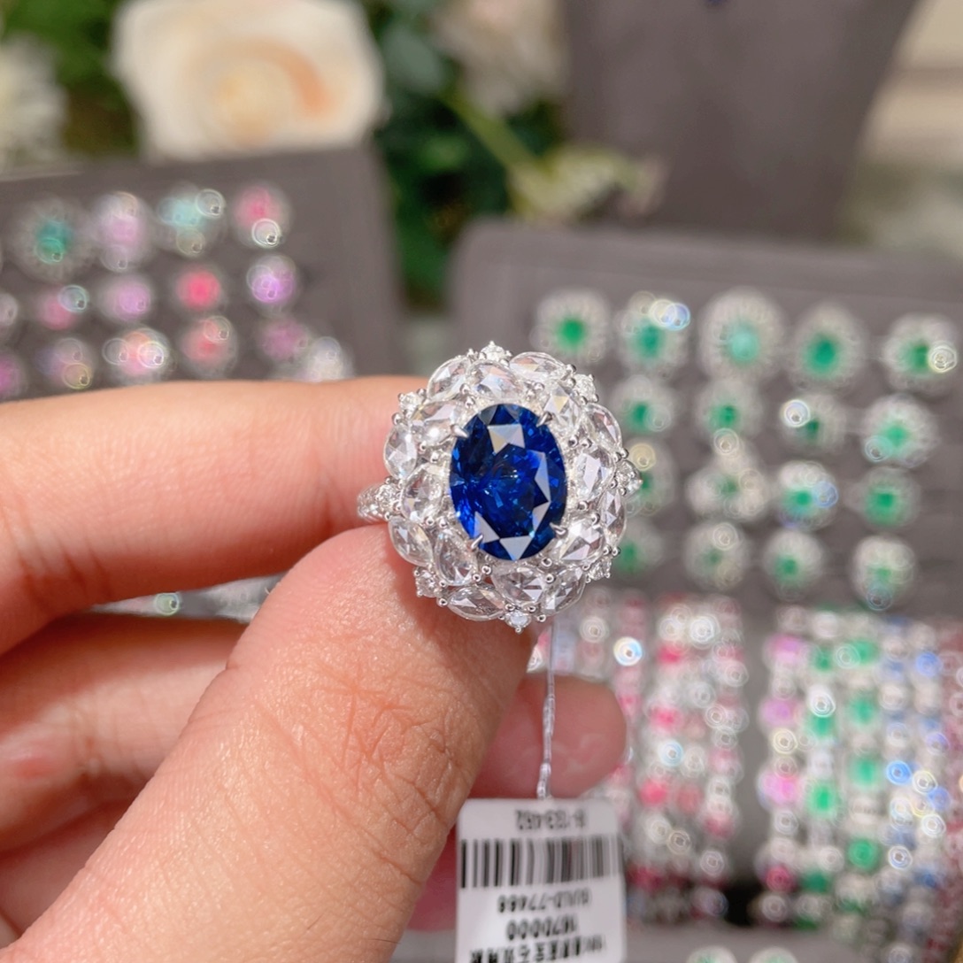 戒指蓝宝石18K金镶嵌4.08ct 皇家蓝