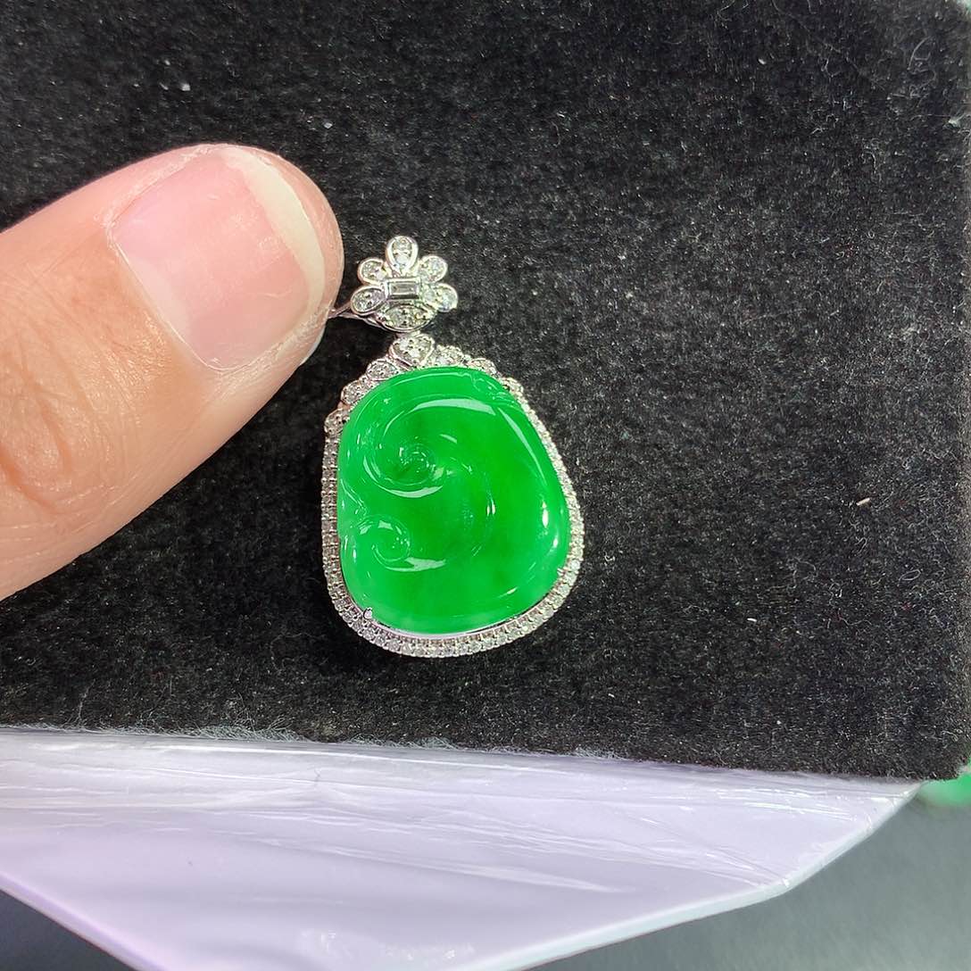 翡翠吊坠(赠链)18K金镶嵌