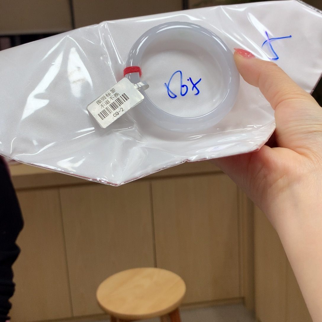 翡翠手镯未镶嵌不退不换