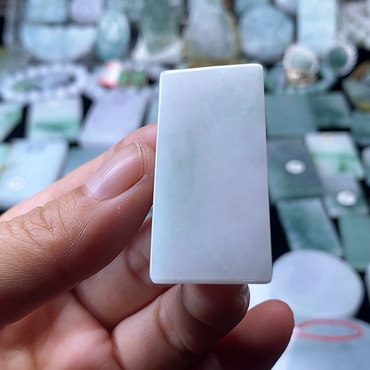 翡翠挂件未镶嵌翡翠的