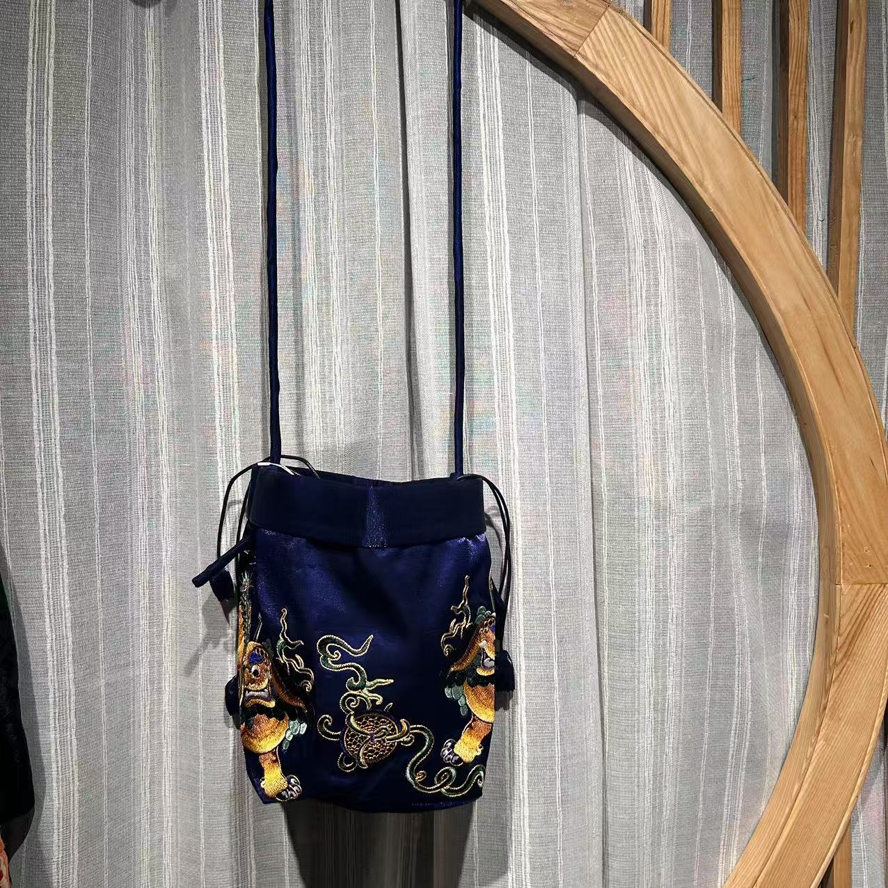  凤徕兮私人定制蓝色光板底狮子刺绣系绳肩带包包 (LB008-1)