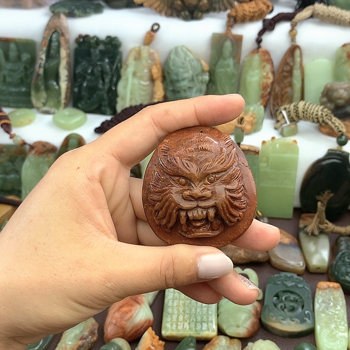 未镶嵌岫岩河磨玉（透闪石质玉）挂件