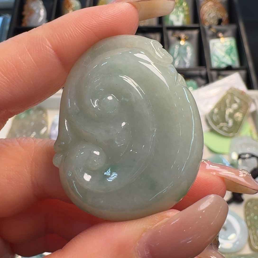 翡翠未镶嵌颈饰如意