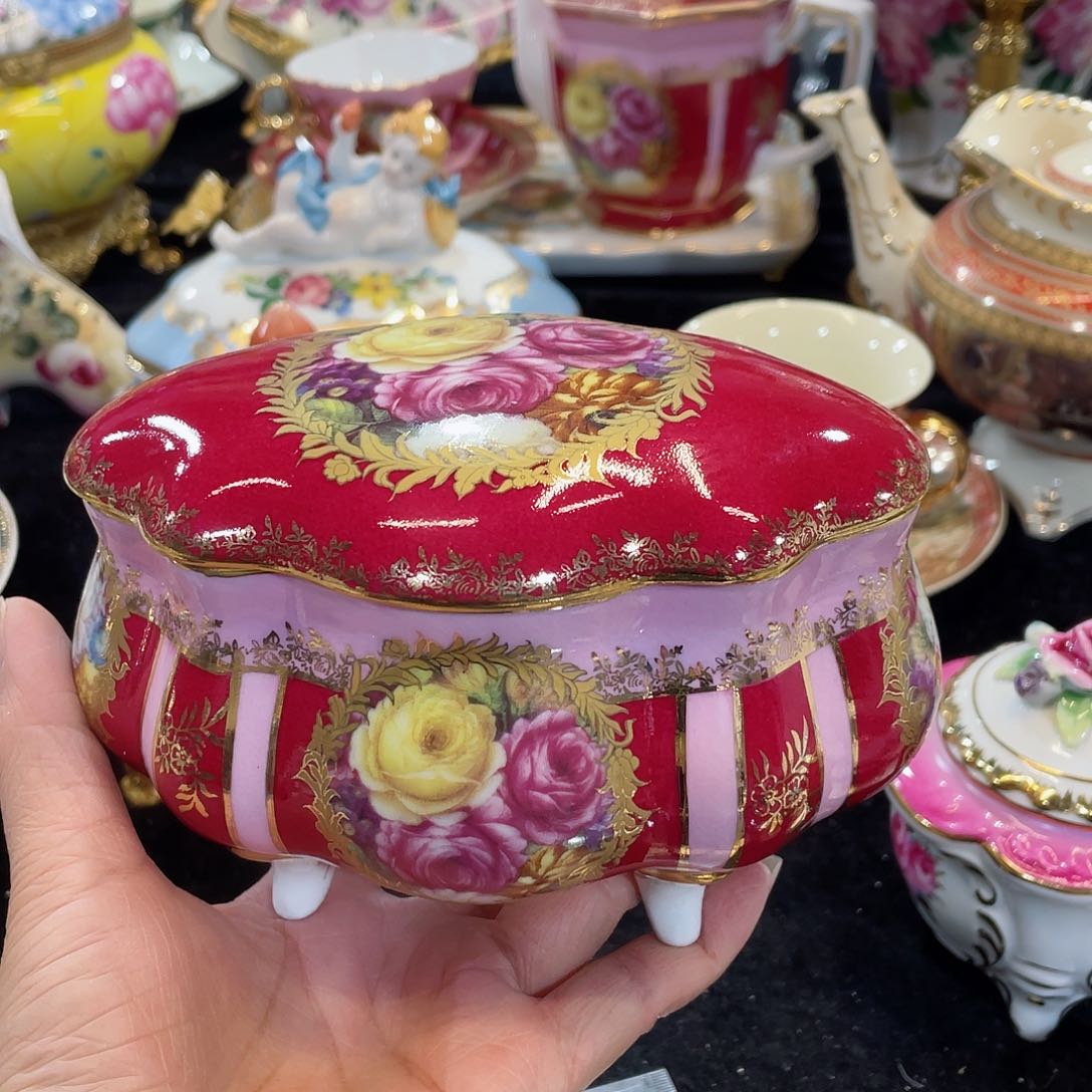 摆件宝石红盖盒一个