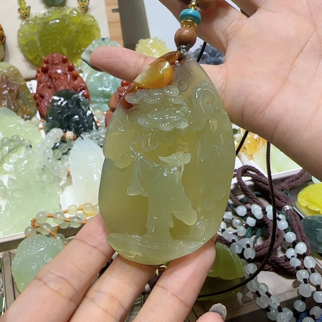 未镶嵌蛇纹石玉吊坠