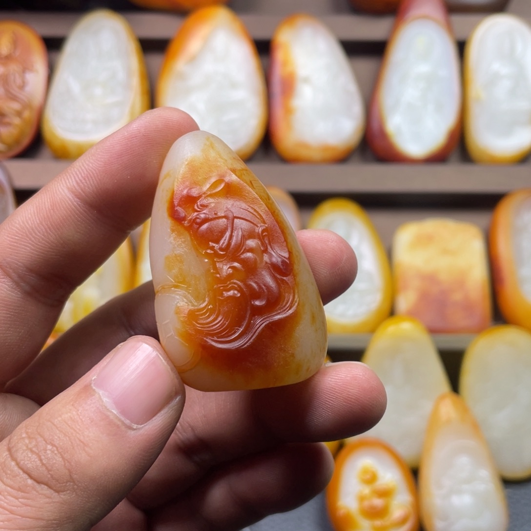 佬***骸和田玉未镶嵌颈饰