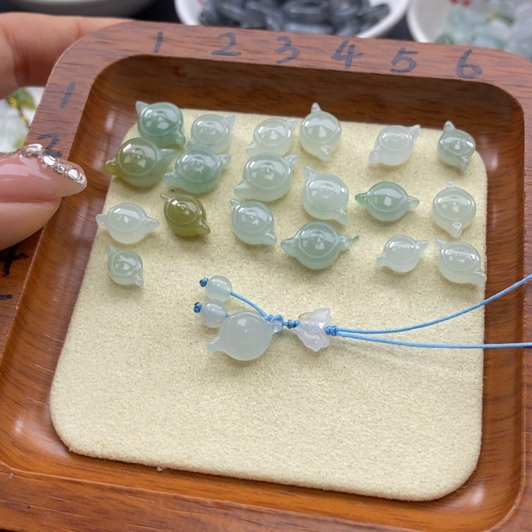 翡翠颈饰未镶嵌把把胡60一个