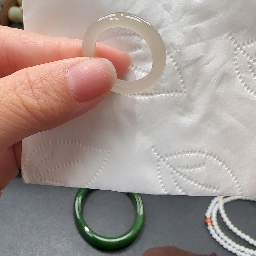 隐***膀和田玉未镶嵌戒指