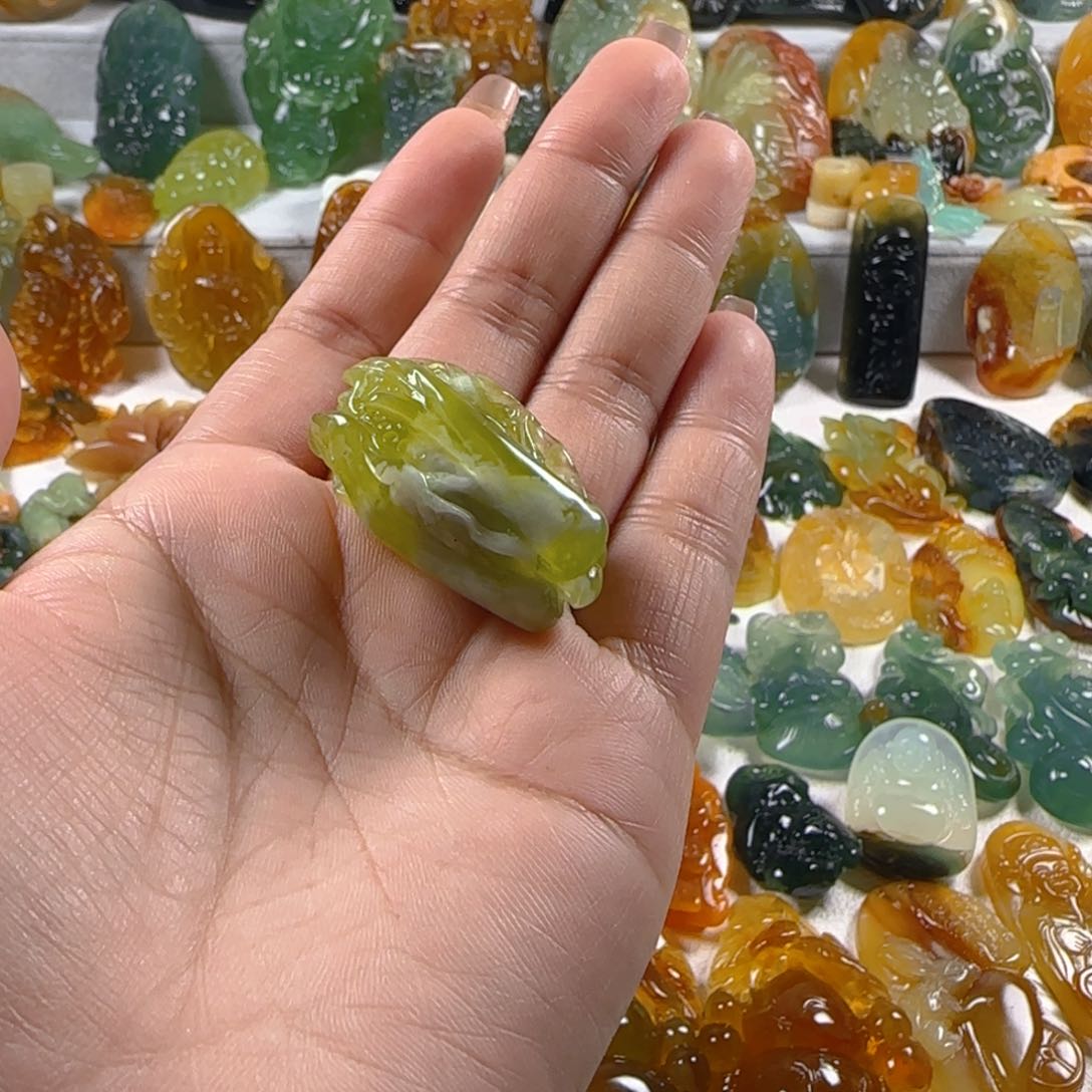 蛇纹石玉颈饰未镶嵌