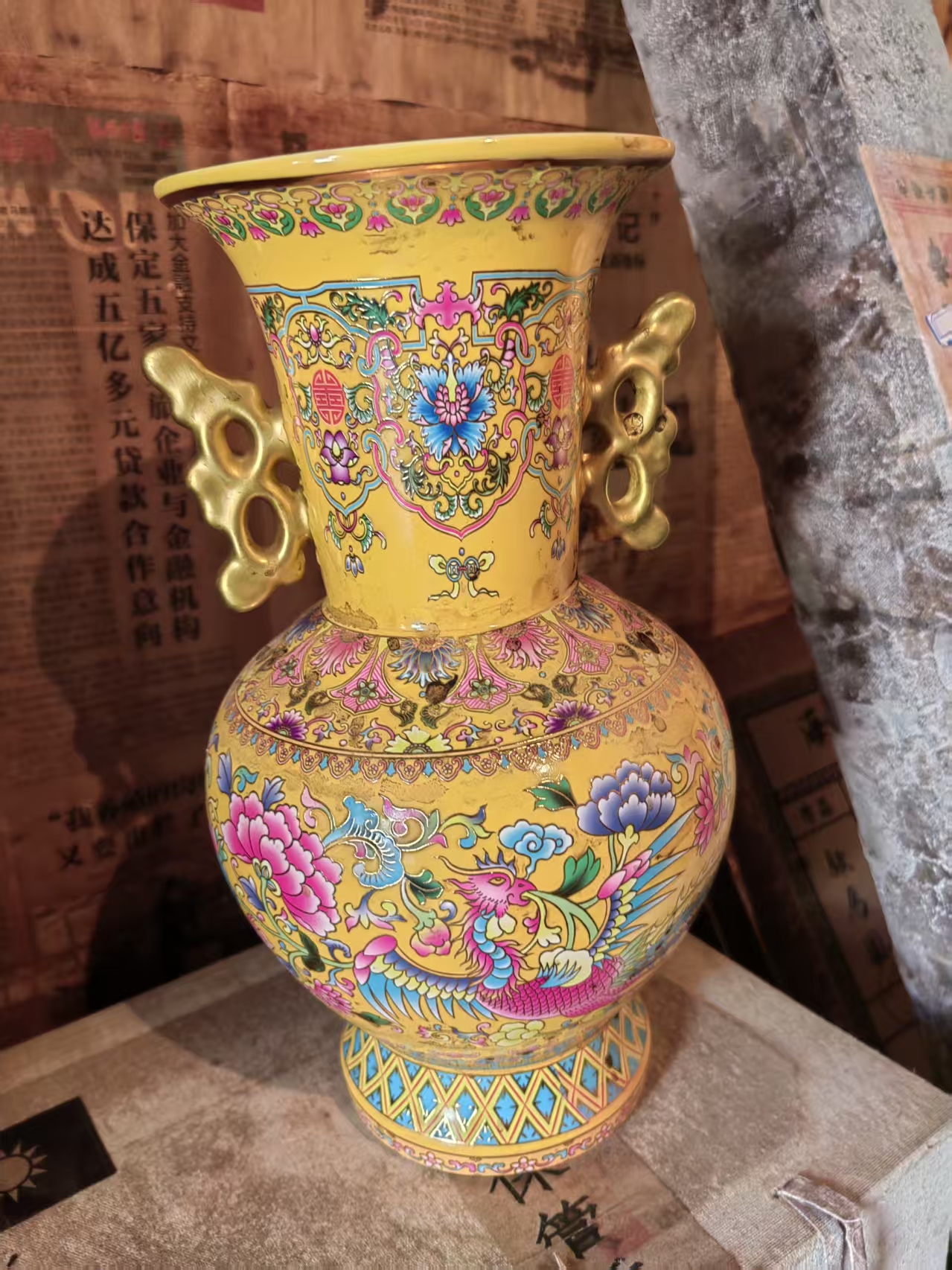 珐琅彩精品双耳黄瓶