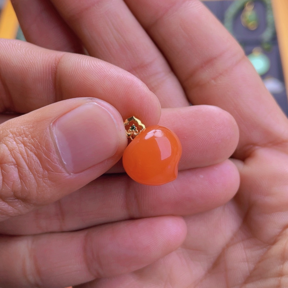 南红玛瑙吊坠(不含链)18K金镶嵌烟**荷小桃子吊坠