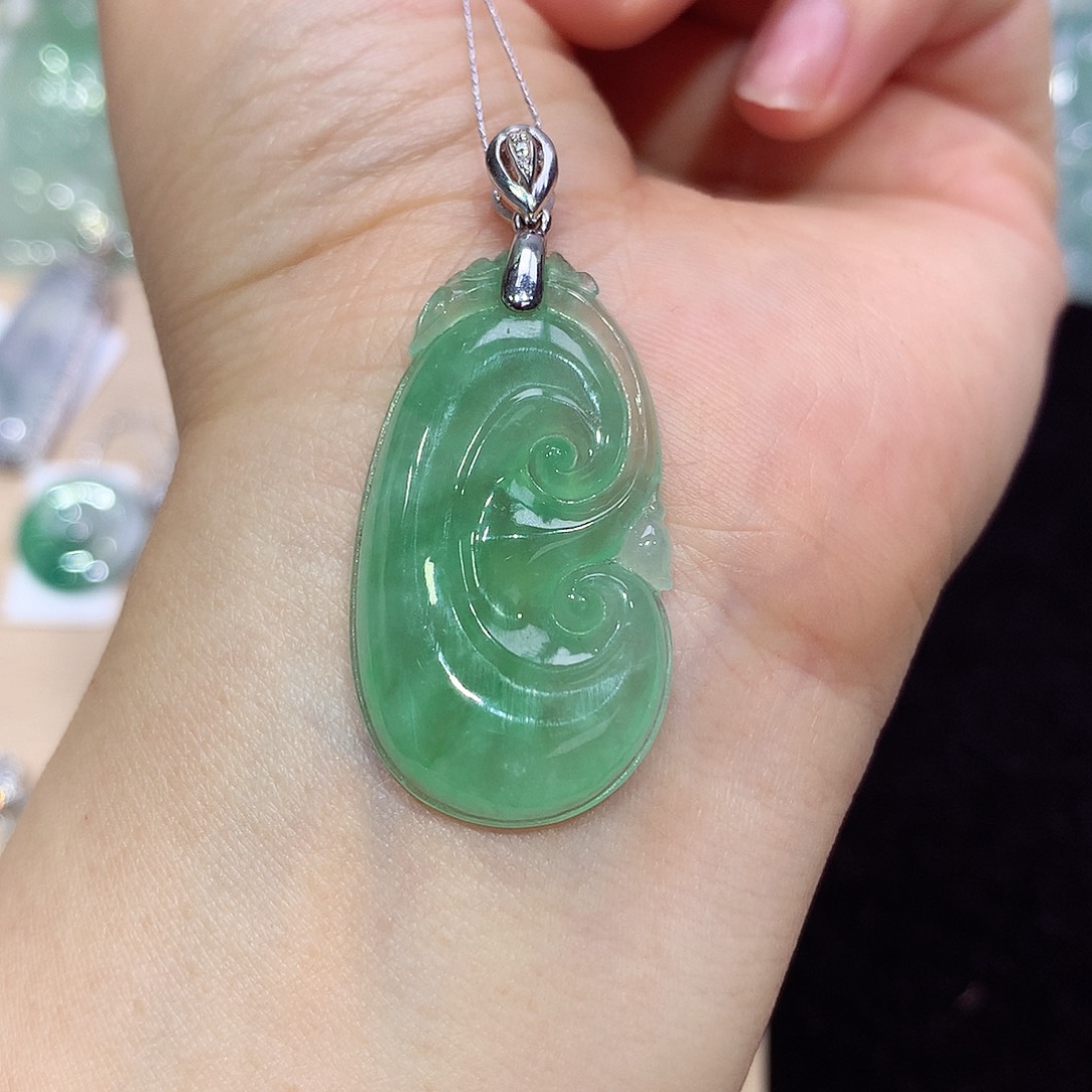 翡翠18K金镶嵌颈饰如意