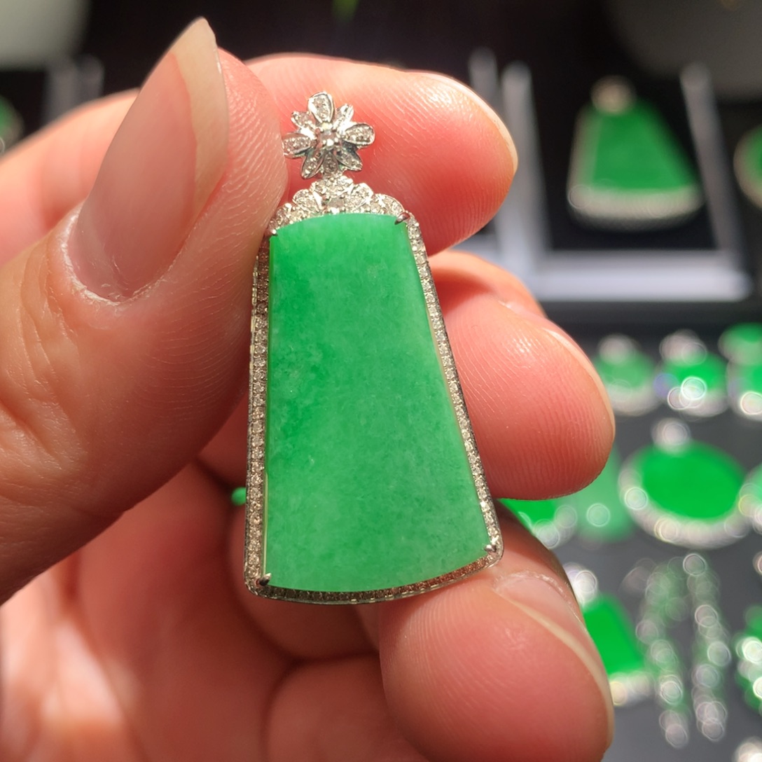 翡翠颈饰18K金镶嵌翡翠