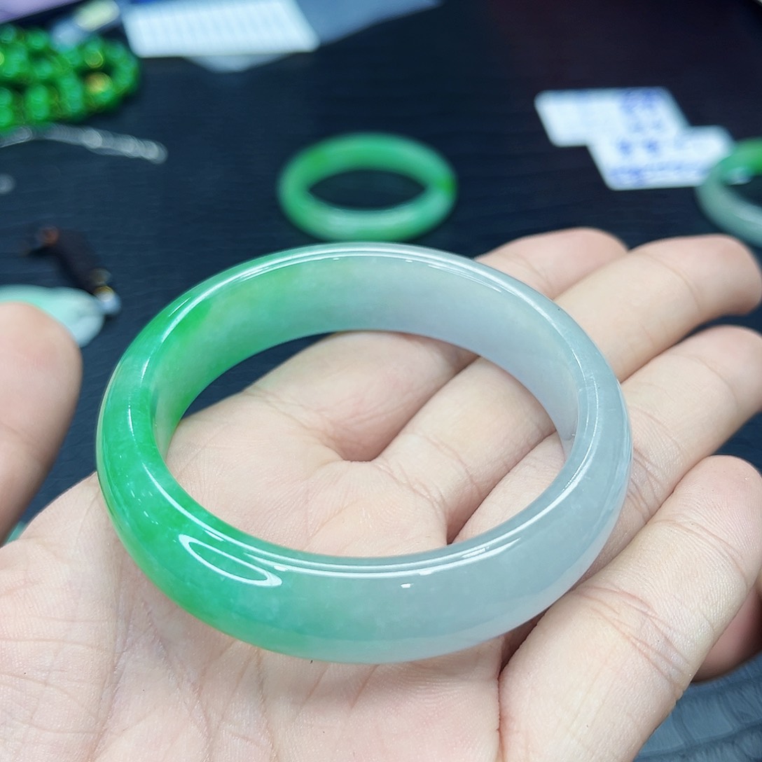 翡翠手镯未镶嵌多样性