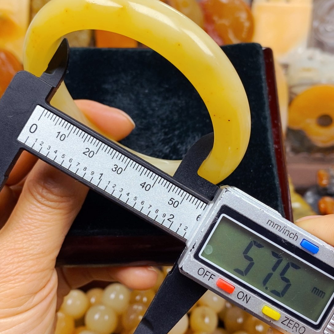 石英质玉（黄龙玉）未镶嵌颈饰