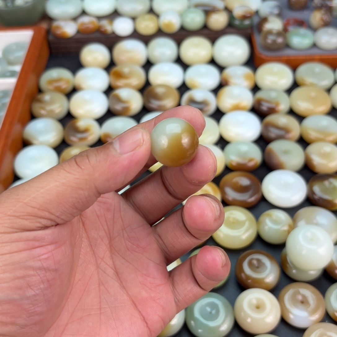 洪***燕颈饰未镶嵌和田玉